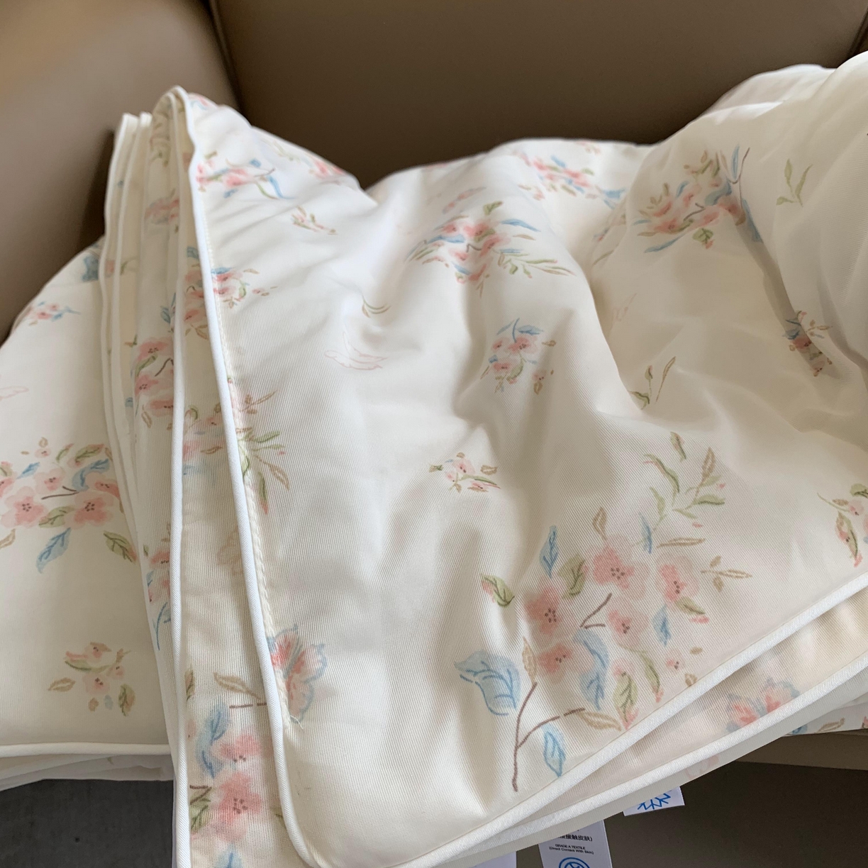 91家纺网 家纺一手货源 找家纺 2025新款小冰皮夏凉被锦纶氨纶面料空调夏被凉感丝单夏被空调被 桃花朵朵