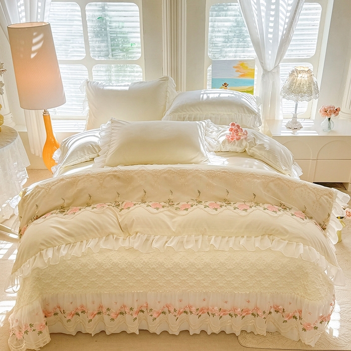91家纺网 家纺一手货源 找家纺 大麦家纺2025新款年新款亲肤花边款床盖四件套  甜心小姐-奶昔白
