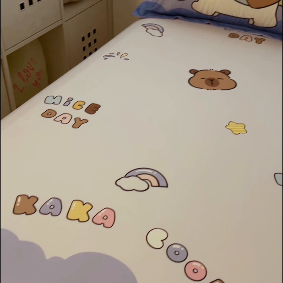 91家纺网 家纺一手货源 找家纺 浩诚2025新款卡皮巴拉原创IP全棉大版单床笠单枕套-有作品登记证书 旋转巴拉