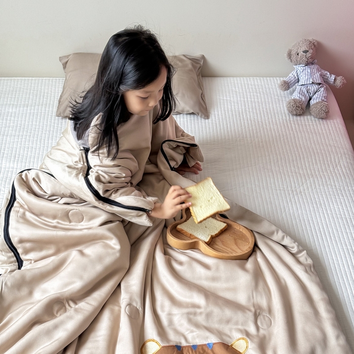 91家纺网 家纺一手货源 找家纺 喜多兔儿童家纺 2025新款萌宝系列40S纯棉夏季睡袋防踢被 卡其色小老虎多多