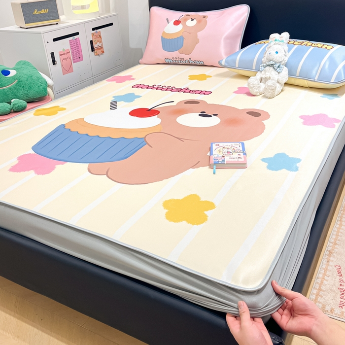 91家纺网 家纺一手货源 找家纺 暮思家居 2025新款正版miiiiichan可爱卡通大版数码印花A类1200D冰丝凉席三件套平铺床笠 蛋糕小熊