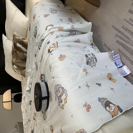 91家纺网 家纺一手货源 找家纺 2025新款小冰皮夏凉被锦纶氨纶面料空调夏被凉感丝单夏被空调被 小企鹅