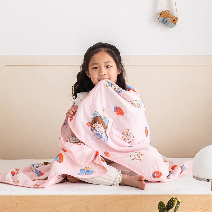 91家纺网 家纺一手货源 找家纺 嗨生活2025年儿童夏被 幼儿园夏被 凉感丝夏被 草莓小女孩