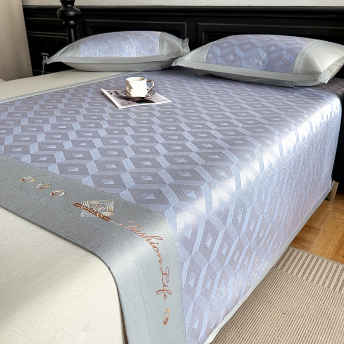 91家纺网 家纺一手货源 找家纺 鑫琪莱家纺 2025新款冰柔凉感丝凉席席子三件套 摩登立方-蓝-床席款