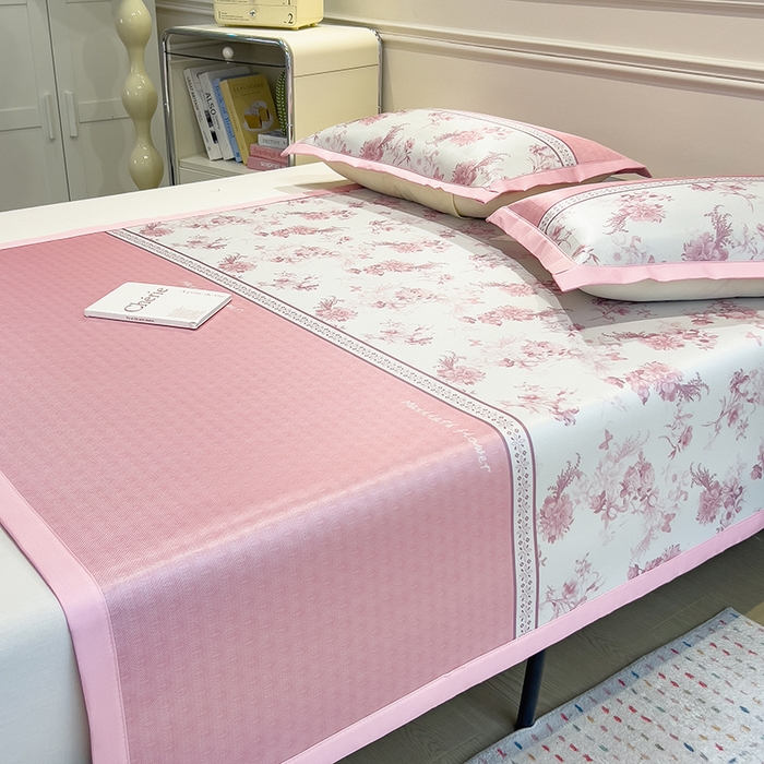 91家纺网 家纺一手货源 找家纺 摩妮卡 2025小清新数码冰丝席 碳光席三件套 绯樱梦境