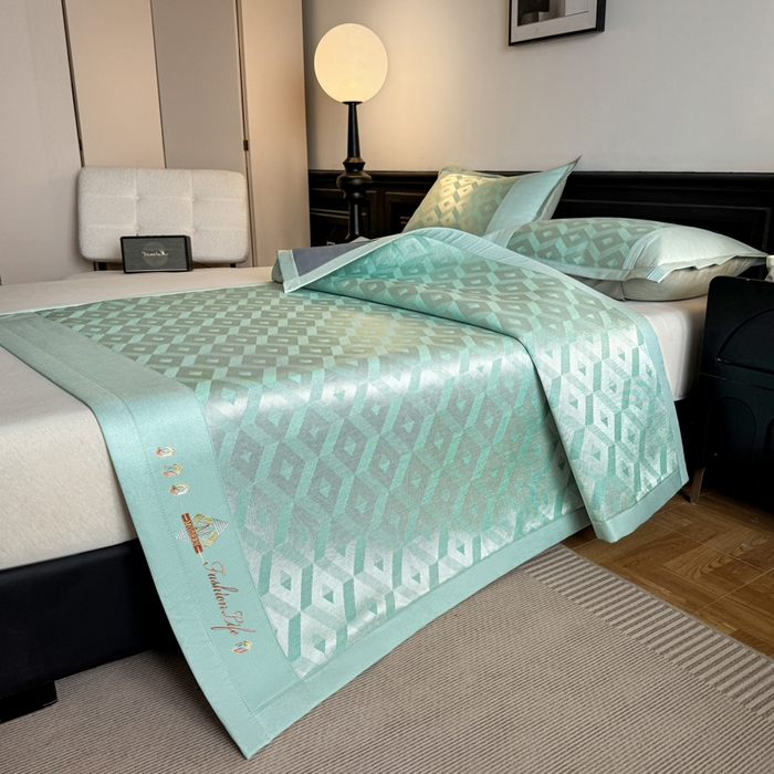 91家纺网 家纺一手货源 找家纺 鑫琪莱家纺 2025新款冰柔凉感丝凉席席子三件套 摩登立方-绿-床席款