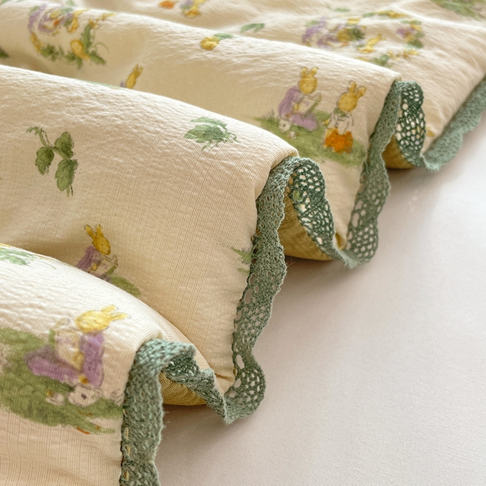 91家纺网 家纺一手货源 找家纺 优承佳生活馆 2025新款云感双层纱浪漫小花边抗菌夏被子被芯 花园兔