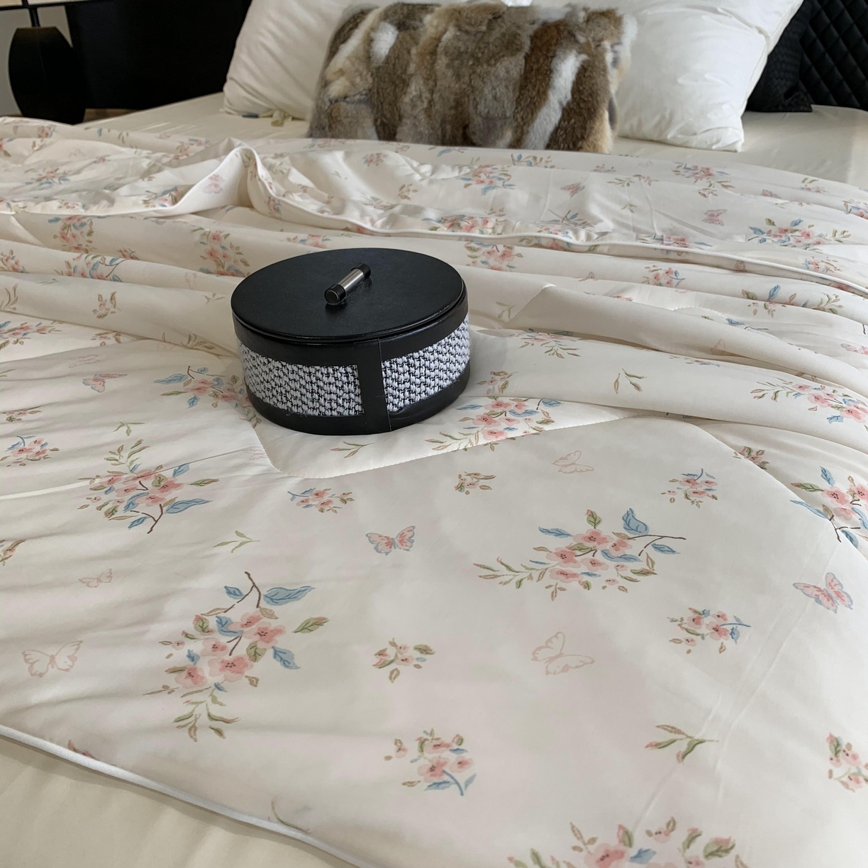 91家纺网 家纺一手货源 找家纺 2025新款小冰皮夏凉被锦纶氨纶面料空调夏被凉感丝单夏被空调被 桃花朵朵