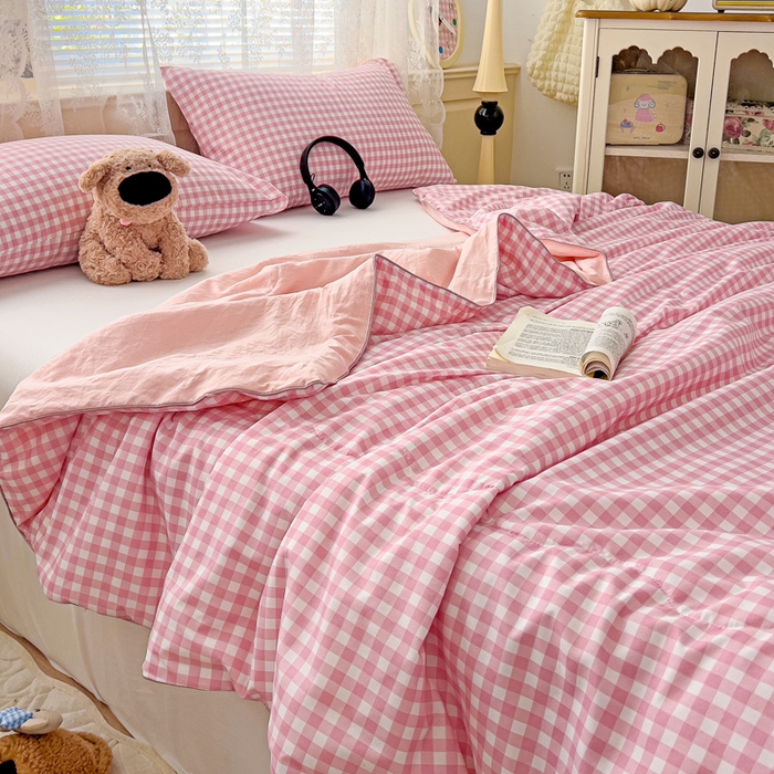 91家纺网 家纺一手货源 找家纺 2025春夏新款嵌绳款云柔水洗棉单夏被夏凉被空调被 嵌绳夏被-小格浅粉