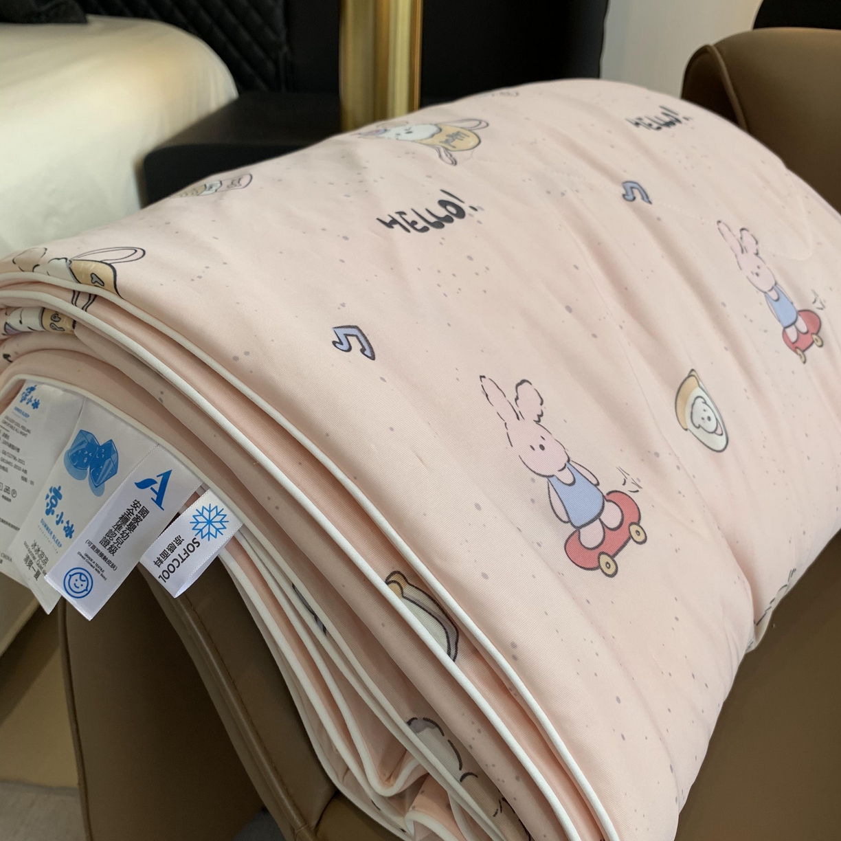 91家纺网 家纺一手货源 找家纺 2025新款小冰皮夏凉被锦纶氨纶面料空调夏被凉感丝单夏被空调被 小兔粉