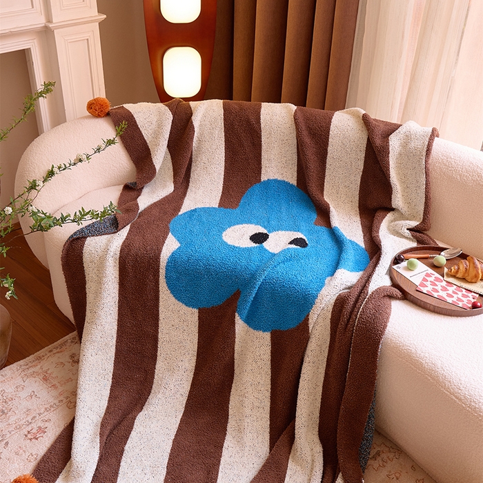 91家纺网 家纺一手货源 找家纺 （总）暖绵绵家纺 2025新款甜美蓝朵半边绒针织盖毯-灵朵