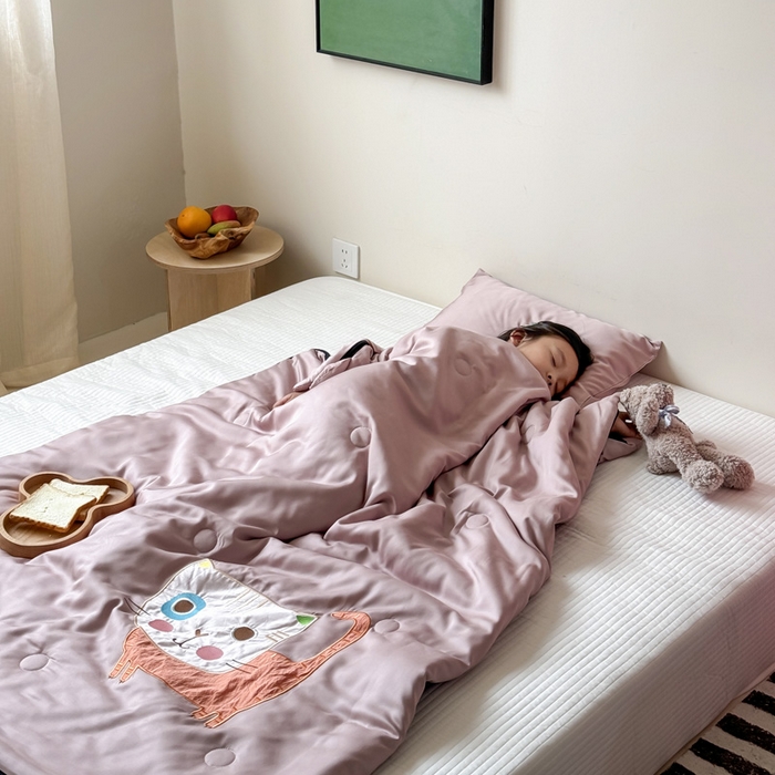 91家纺网 家纺一手货源 找家纺 喜多兔儿童家纺 2025新款萌宝系列40S纯棉夏季睡袋防踢被 豆沙色小猫甜甜