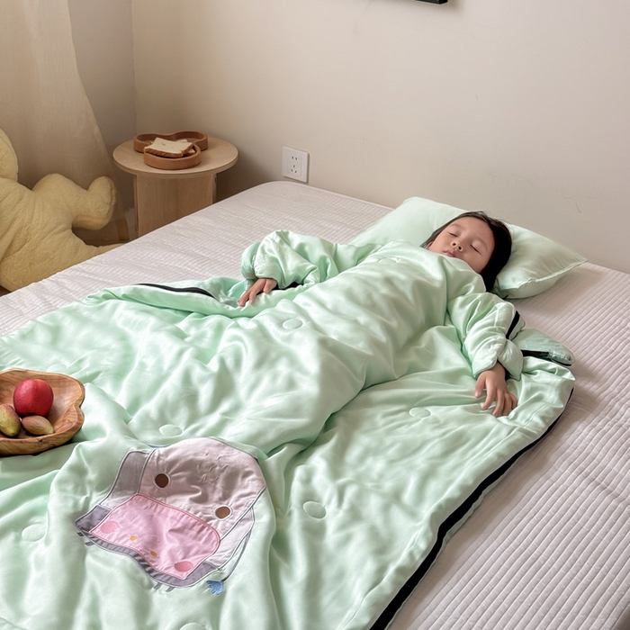91家纺网 家纺一手货源 找家纺 喜多兔儿童家纺 2025新款萌宝系列40S纯棉夏季睡袋防踢被 绿色小牛宝宝