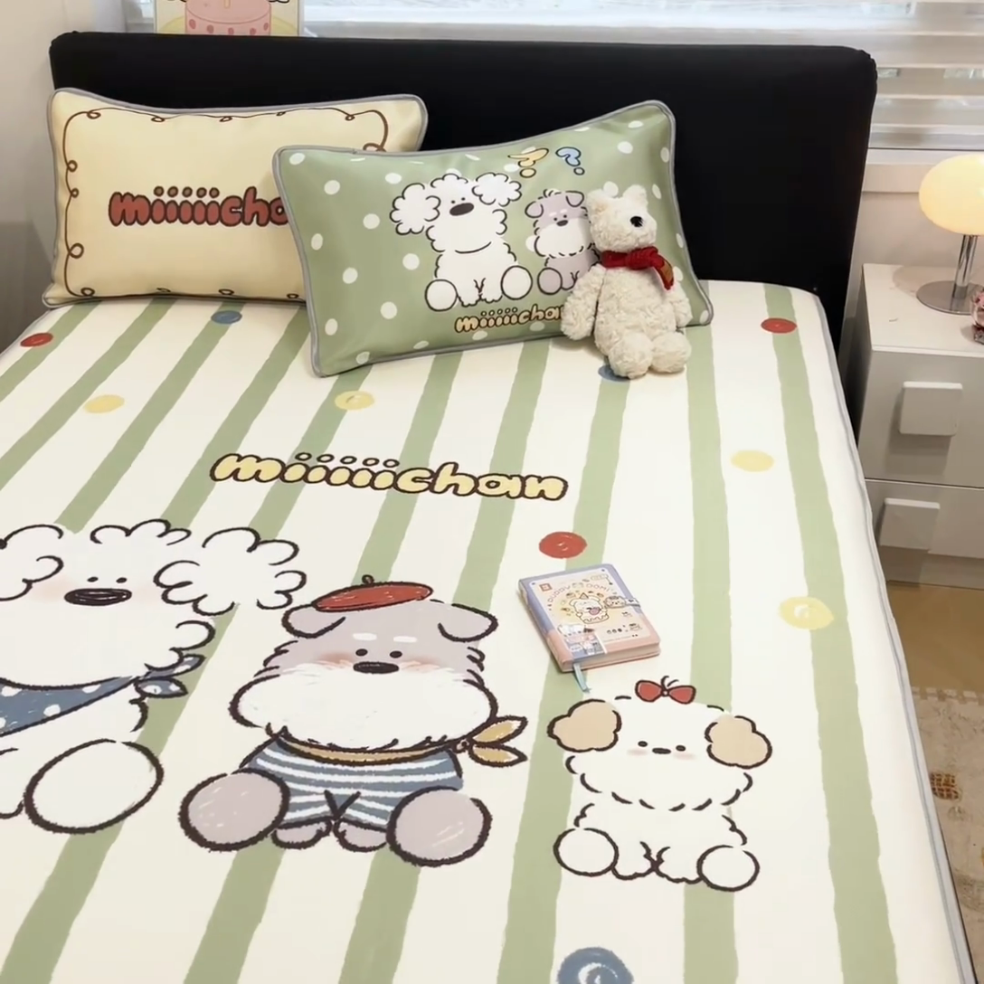 91家纺网 家纺一手货源 找家纺 （总）暮思家居 2025新款正版miiiiichan可爱卡通大版数码印花A类1200D冰丝凉席三件套平铺床笠