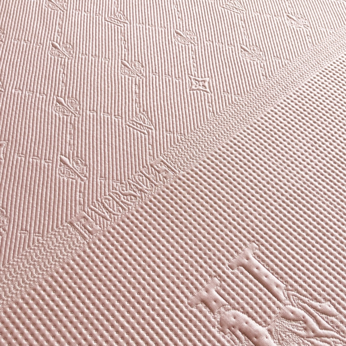 91家纺网 家纺一手货源 找家纺 鑫琪莱  2025新款5D立体雕花凉感豆豆冰丝床裙三件套 床裙H款-粉