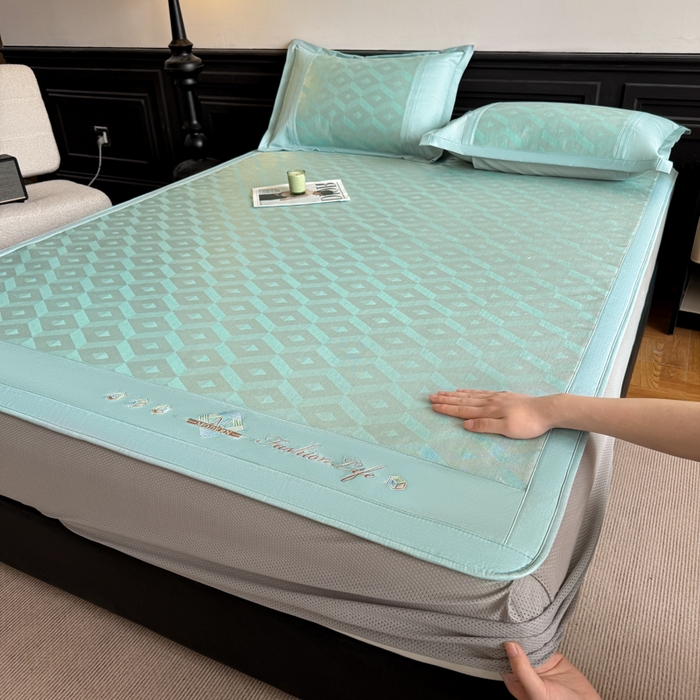 91家纺网 家纺一手货源 找家纺 鑫琪莱家纺 2025新款冰柔凉感丝凉席席子三件套 摩登立方-绿-床笠款