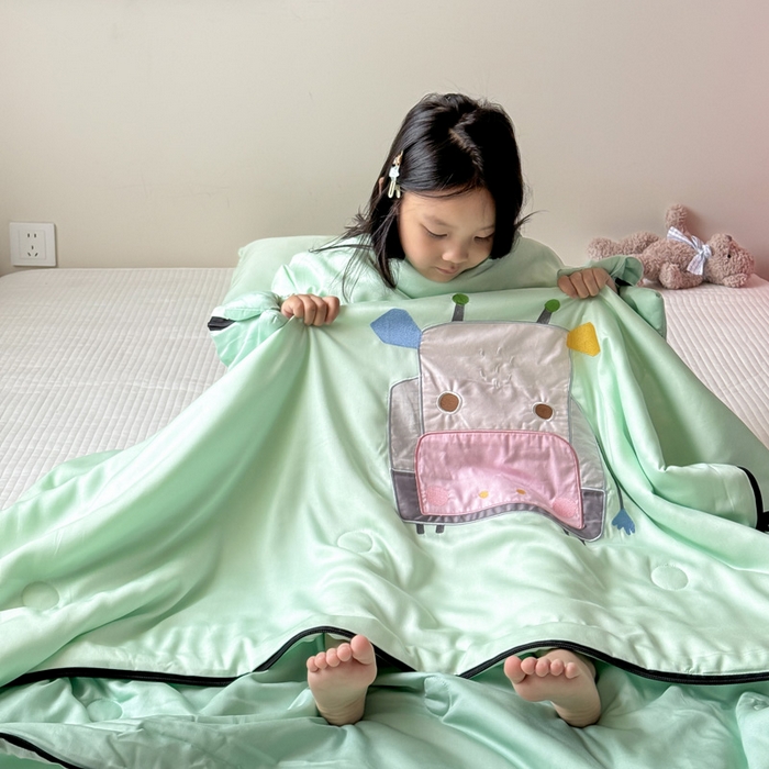 91家纺网 家纺一手货源 找家纺 喜多兔儿童家纺 2025新款萌宝系列40S纯棉夏季睡袋防踢被 绿色小牛宝宝