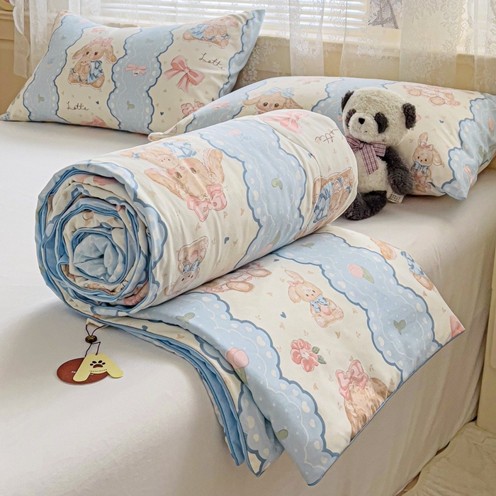 91家纺网 家纺一手货源 找家纺 2025春夏新款嵌绳款云柔水洗棉单夏被夏凉被空调被 嵌绳夏被-蓝色蕾丝兔