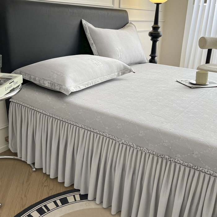 91家纺网 家纺一手货源 找家纺 鑫琪莱  2025新款5D立体雕花凉感豆豆冰丝床裙三件套 床裙H款-灰