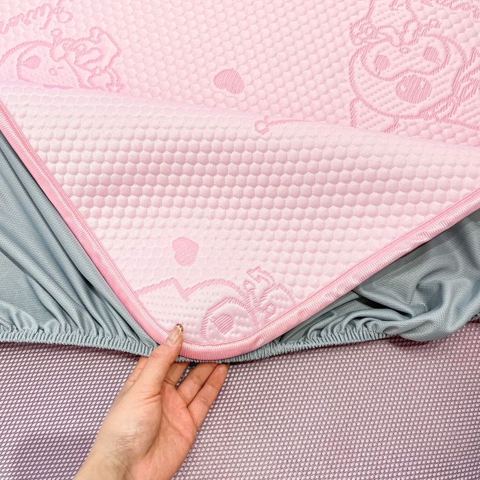 91家纺网 家纺一手货源 找家纺 八零年代 2025新款三丽鸥正版授权A类提花冰豆豆凉席平铺款床笠款系列 冰豆豆-库洛米-粉