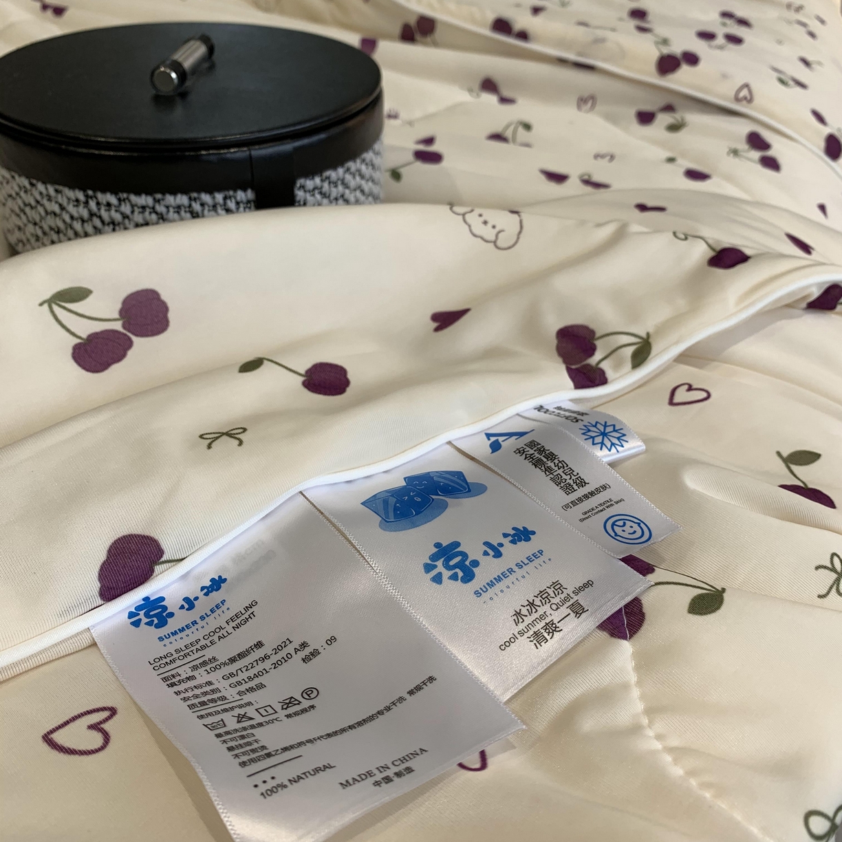 91家纺网 家纺一手货源 找家纺 2025新款小冰皮夏凉被锦纶氨纶面料空调夏被凉感丝单夏被空调被 车厘子