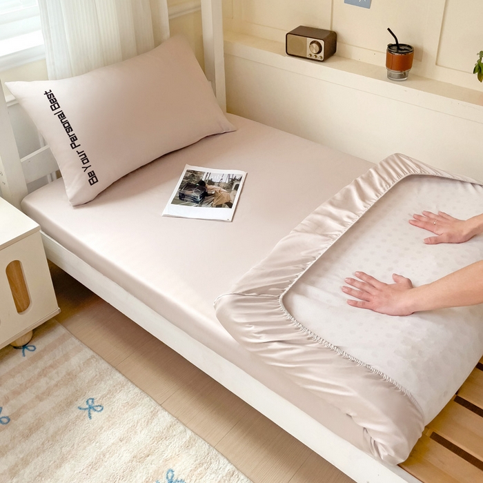 91家纺网 家纺一手货源 找家纺 纽缦家纺 2025新款纯色提花学生冰丝床笠 奶茶棕