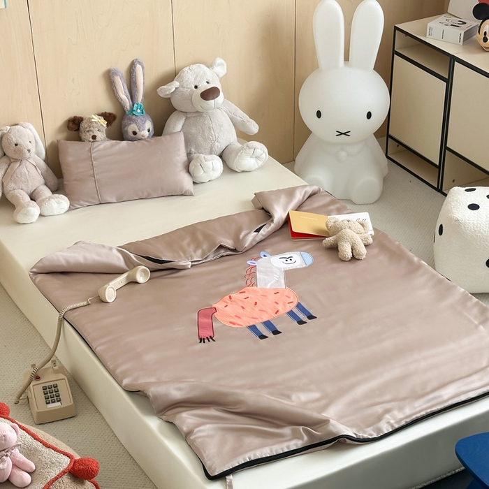 91家纺网 家纺一手货源 找家纺 喜多兔儿童家纺 2025新款60S兰精天丝睡袋防踢被 卡其色勤劳小马