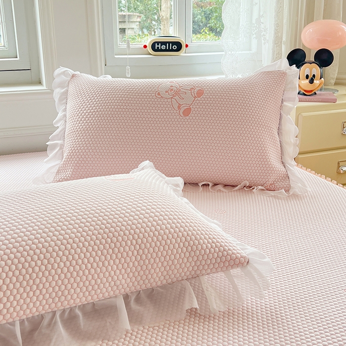 91家纺网 家纺一手货源 找家纺 梦舒羽 2025春夏新款冰豆豆凉席席子-床裙款 凉豆豆-小熊粉