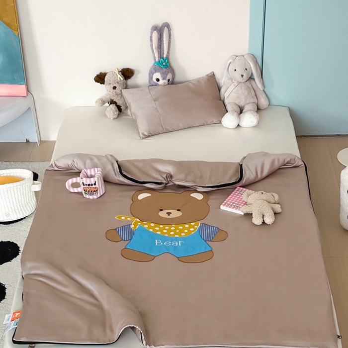 91家纺网 家纺一手货源 找家纺 喜多兔儿童家纺 2025新款60S兰精天丝睡袋防踢被 卡其色围兜小熊