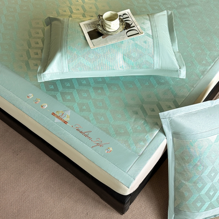 91家纺网 家纺一手货源 找家纺 鑫琪莱家纺 2025新款冰柔凉感丝凉席席子三件套 摩登立方-绿-床席款