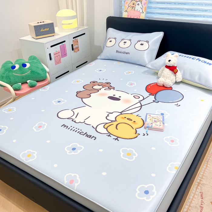 91家纺网 家纺一手货源 找家纺 暮思家居 2025新款正版miiiiichan可爱卡通大版数码印花A类1200D冰丝凉席三件套平铺床笠 熊仔派对