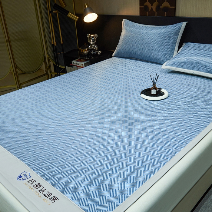 91家纺网 家纺一手货源 找家纺 小萌虎 2025新款轻柔丝抗菌冰丝藤凉席（复合三明治款）宽包刺绣冰丝软席藤席 抗菌三明治冰丝藤席-冰岛-绅士蓝