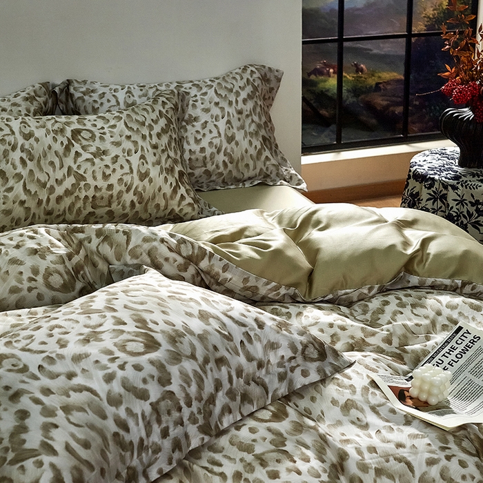 91家纺网 家纺一手货源 找家纺 未来家居 2025春夏新款100支莱赛尔天丝贡缎纯色印花系列高端礼盒四件套 豹影-绿