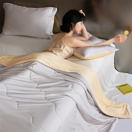 91家纺网 家纺一手货源 找家纺 头等舱  2025新款锦氨（165克）水光亮面锦A类55莱赛尔植物大豆7A抗菌夏凉被夏被（模特图） 银灰＋暖黄