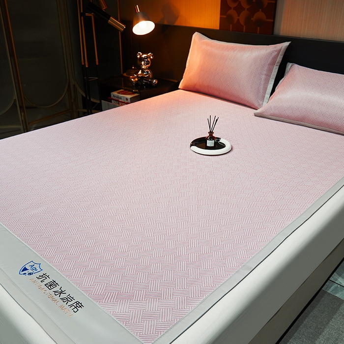 91家纺网 家纺一手货源 找家纺 小萌虎 2025新款轻柔丝抗菌冰丝藤凉席（复合三明治款）宽包刺绣冰丝软席藤席 抗菌三明治冰丝藤席-冰岛-暖玉粉