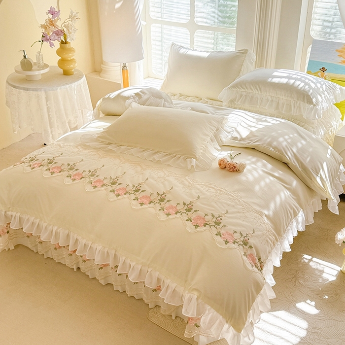 91家纺网 家纺一手货源 找家纺 大麦家纺2025新款年新款亲肤花边款床盖四件套  甜心小姐-奶昔白