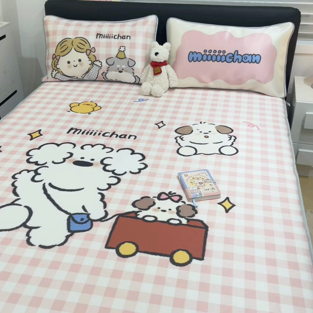 91家纺网 家纺一手货源 找家纺 暮思家居 2025新款正版miiiiichan可爱卡通大版数码印花A类1200D冰丝凉席三件套平铺床笠 狗狗乐园
