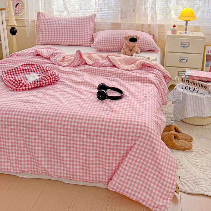 91家纺网 家纺一手货源 找家纺 2025春夏新款嵌绳款云柔水洗棉单夏被夏凉被空调被 嵌绳夏被-小格浅粉