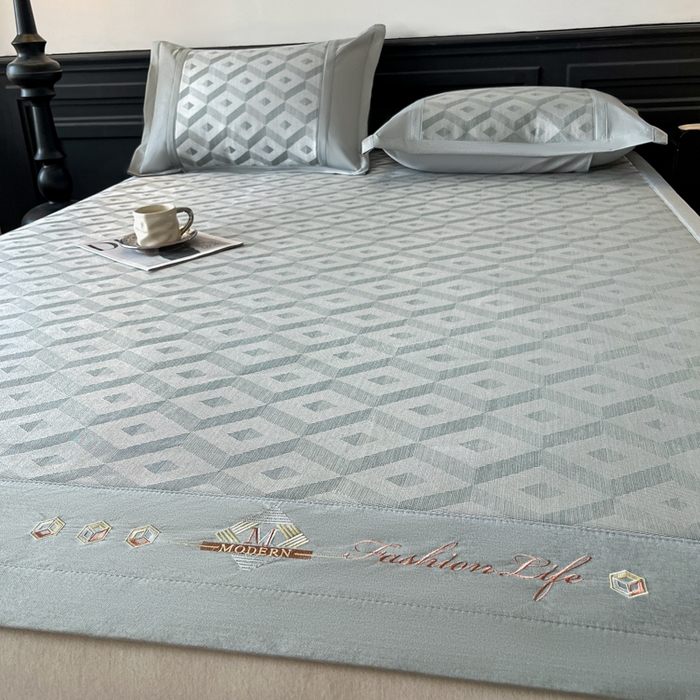 91家纺网 家纺一手货源 找家纺 鑫琪莱家纺 2025新款冰柔凉感丝凉席席子三件套 摩登立方-灰-床席款