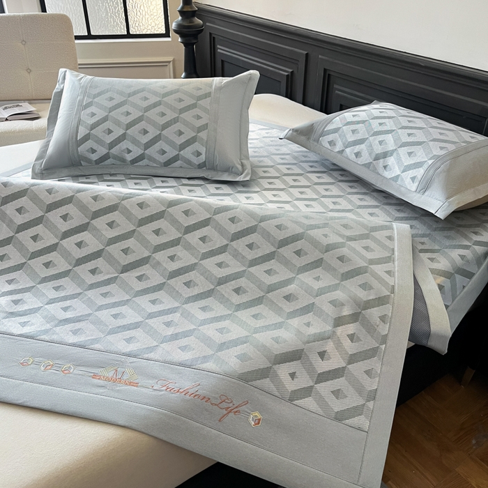 91家纺网 家纺一手货源 找家纺 鑫琪莱家纺 2025新款冰柔凉感丝凉席席子三件套 摩登立方-灰-床席款