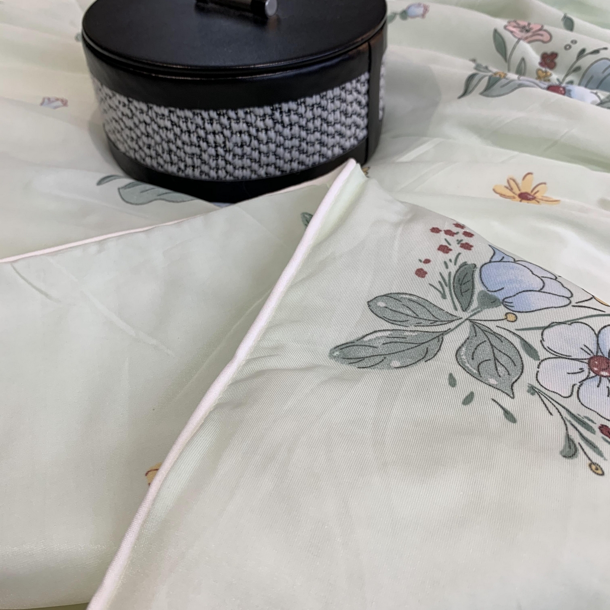 91家纺网 家纺一手货源 找家纺 2025新款小冰皮夏凉被锦纶氨纶面料空调夏被凉感丝单夏被空调被 香草奶冻