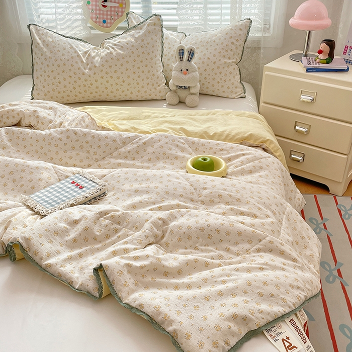 91家纺网 家纺一手货源 找家纺 优承佳生活馆 2025新款云感双层纱浪漫小花边抗菌夏被子被芯 田园牧歌