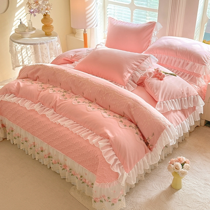 91家纺网 家纺一手货源 找家纺 大麦家纺2025新款年新款亲肤花边款床盖四件套  甜心小姐-香槟玉