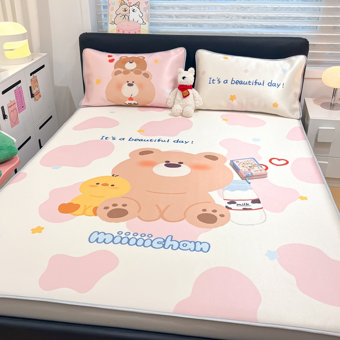 91家纺网 家纺一手货源 找家纺 暮思家居 2025新款正版miiiiichan可爱卡通大版数码印花A类1200D冰丝凉席三件套平铺床笠 牛奶小熊