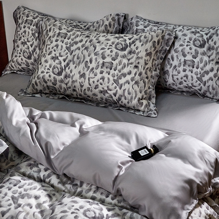 91家纺网 家纺一手货源 找家纺 未来家居 2025春夏新款100支莱赛尔天丝贡缎纯色印花系列高端礼盒四件套 豹影-灰