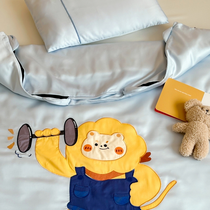 91家纺网 家纺一手货源 找家纺 喜多兔儿童家纺 2025新款60S兰精天丝睡袋防踢被 灰蓝色运动小狮子