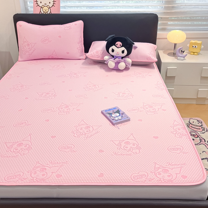 91家纺网 家纺一手货源 找家纺 2025新款三丽鸥正版授权A类提花冰豆豆凉席平铺款床笠款系列_1409 冰豆豆-库洛米-粉