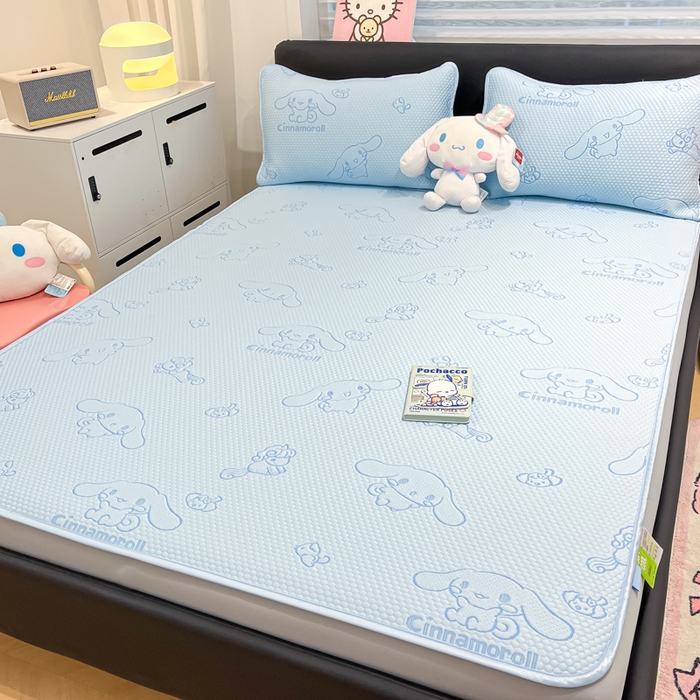 91家纺网 家纺一手货源 找家纺 八零年代 2025新款三丽鸥正版授权A类提花冰豆豆凉席平铺款床笠款系列 冰豆豆-玉桂狗-蓝