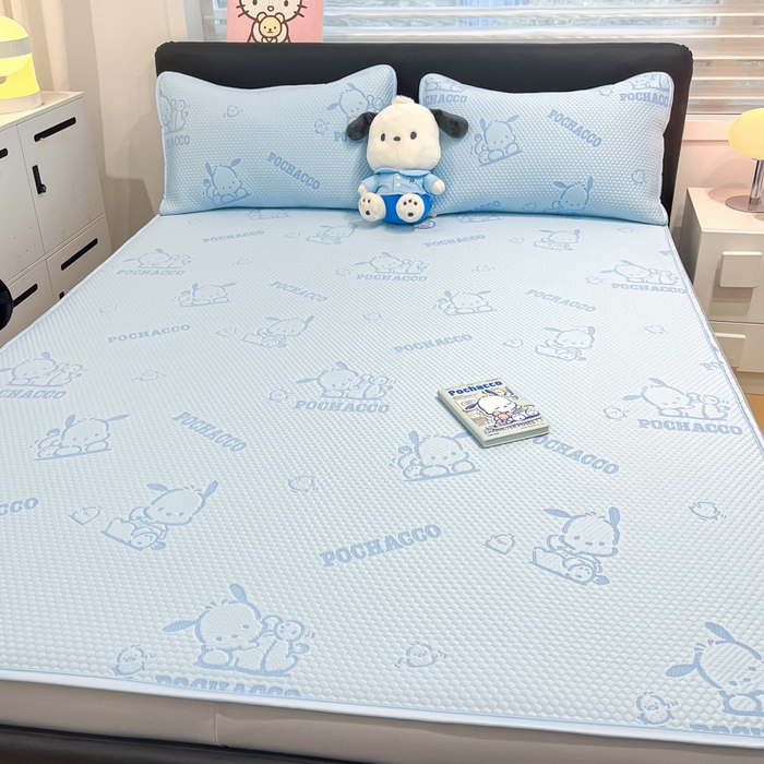 91家纺网 家纺一手货源 找家纺 2025新款三丽鸥正版授权A类提花冰豆豆凉席平铺款床笠款系列_1409 冰豆豆-帕恰狗-蓝