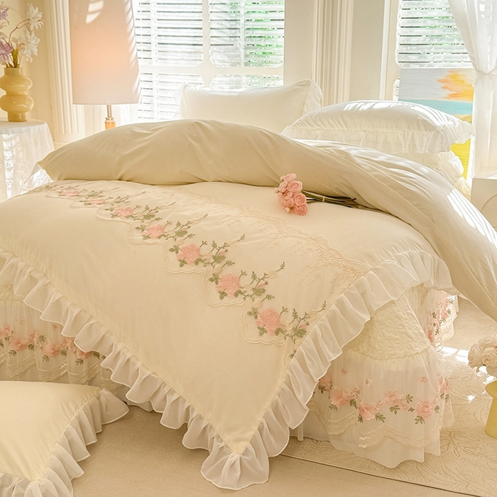 91家纺网 家纺一手货源 找家纺 大麦家纺2025新款年新款亲肤花边款床盖四件套  甜心小姐-奶昔白